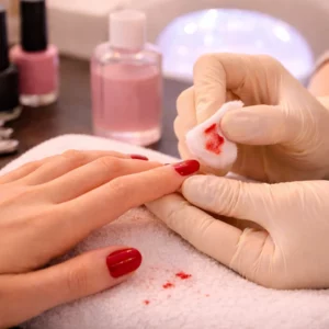Dépose de vernis en salon à Pau chez Institut mademoiselle judith