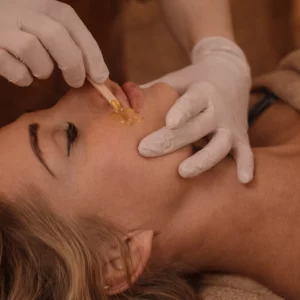 epilation a la cire de la moustache femme